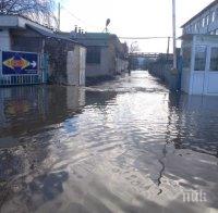 ИЗВЪНРЕДНО! Невиждано от 50 години наводнение в Казанлък