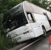 Ад на пътя Сливен-Ямбол! Автобус с учители се размаза в ТИР, седем са ранени