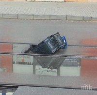 СИГНАЛ ДО ПИК! Дупки, щайги и коли на централен булевард в София (ВИДЕО)