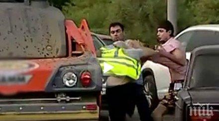 русия пътници жигули удариха валяк пътя набиха работниците видео