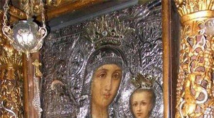 трима попове сот охраняват дарени златни синджири