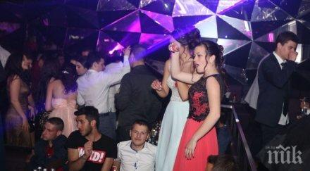 секси абитуриентки щурмуваха клуб