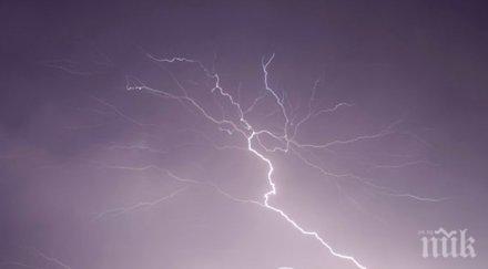 мълния удари болница разруши покрива