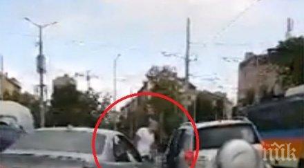 ексклузивно нов екшън пътя бабаит спря насред булевард набие друг шофьор снимка