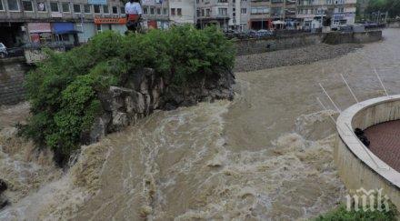 небето наводнени сгради съборени електрически стълбове прекъснати пътища пороя снимки