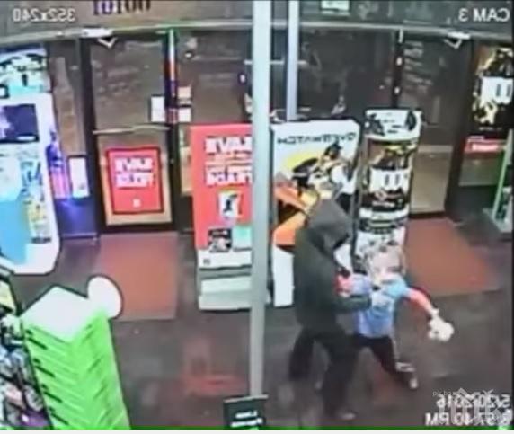 Храбро седемгодишно момче скочи на бой на въоръжени грабители в магазин (ВИДЕО) 