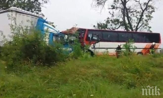 Шофьорът на автобуса от мелето край Камен остава в реанимация