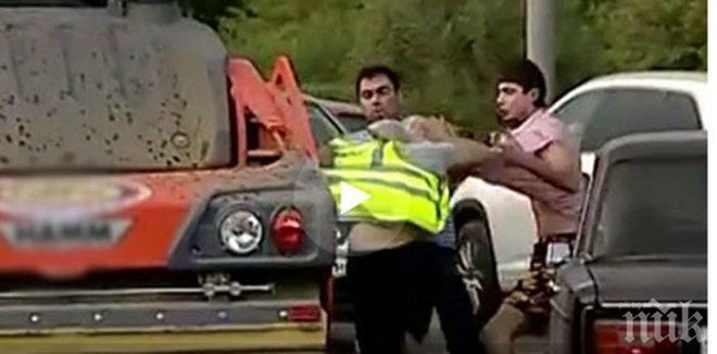 Така е в Русия! Пътници в „Жигули” се удариха във валяк на пътя, набиха работниците (ВИДЕО)