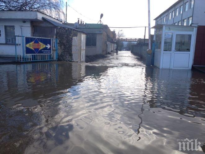 ИЗВЪНРЕДНО! Невиждано от 50 години наводнение в Казанлък