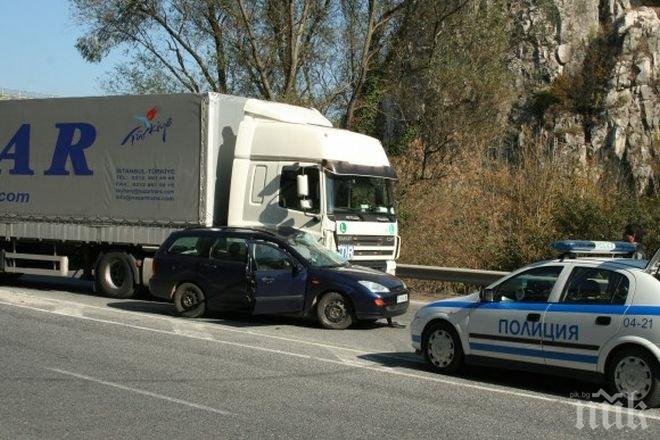 Тежка катастрофа затвори пътя Банско – Гоце Делчев, трима са пострадали