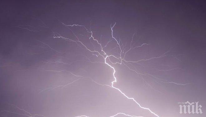 Мълния удари болница и разруши покрива!