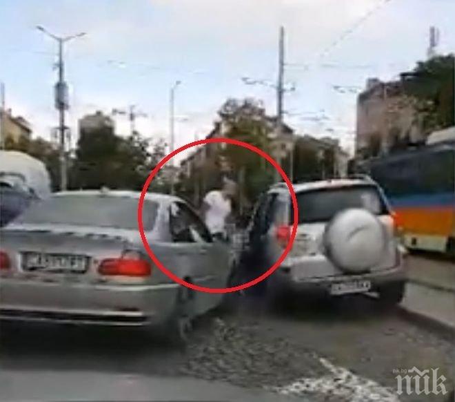 ЕКСКЛУЗИВНО! Нов екшън на пътя! Бабаит спря насред булевард, за да набие друг шофьор (СНИМКА)