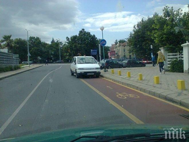 Така ли се паркира?! Хем върху велоалеята, хем в насрещното