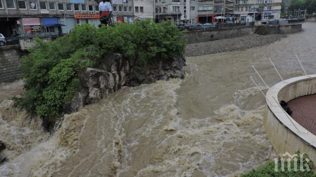АД ОТ НЕБЕТО! Наводнени сгради, съборени електрически стълбове и прекъснати пътища след пороя! (СНИМКИ)