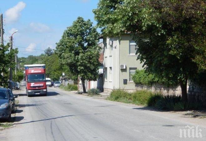 Село Червена вода въстана с блокада на пътя заради ТИР-овете