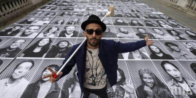 Фокус-мокус! Художник скри пирамидата пред Лувъра