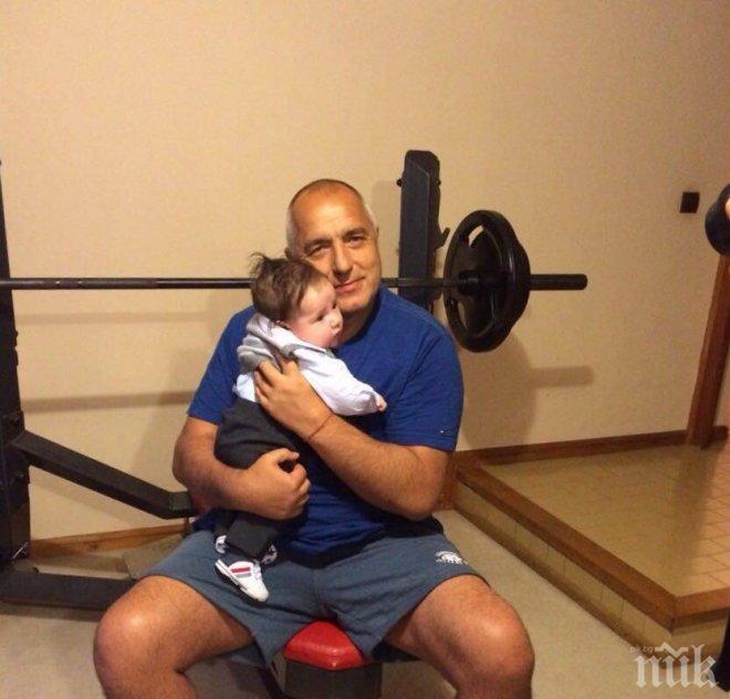 ЕКСКЛУЗИВНО! Премиерът издаде как внучето му Бойко спира да плаче!