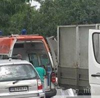 Кола помете ромка с метла в Пловдив (СНИМКИ)
