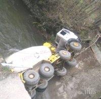 Бетоновоз се обърна  край Благоевград - водачът е в болница 