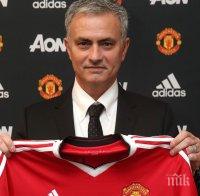 Бургаските батки полудяха по Моуриньо: Разграбиха екипите на Ман Юнайтед за часове