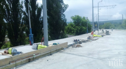 скандално работници спят работно време аспаруховия мост снимки