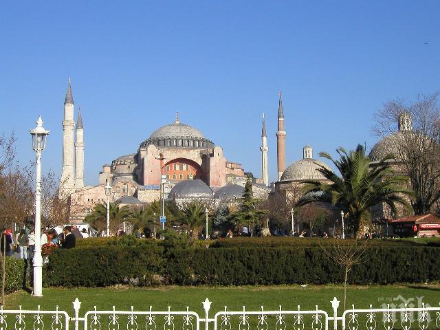 СКАНДАЛ! Мюсюлмани настояват  „Света София“ в Истанбул отново да е джамия