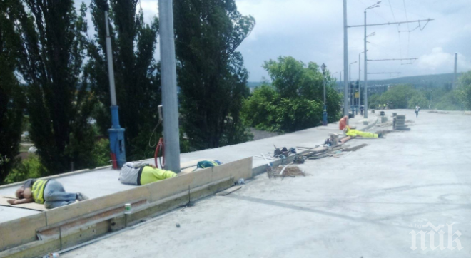 Скандално! Работници спят в работно време на Аспаруховия мост (СНИМКИ) 
