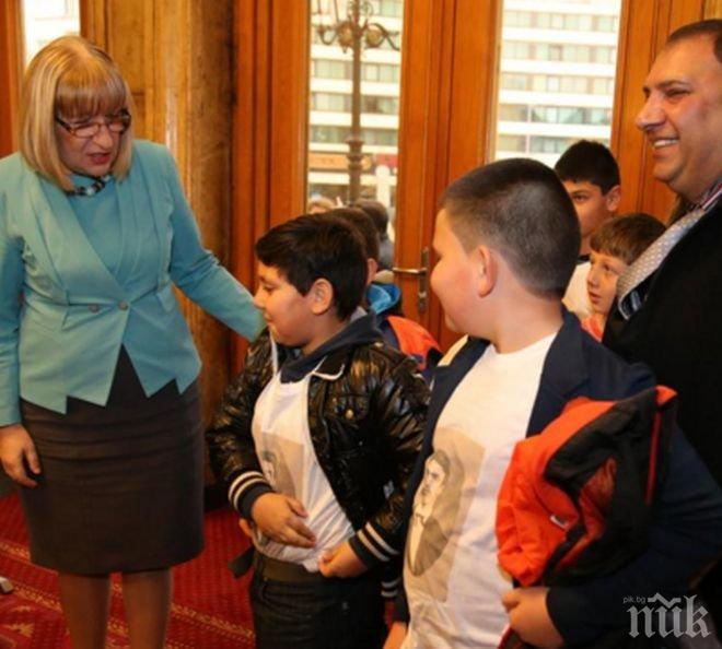 Цачева разговаря с ученици, отличени в конкурс за есе за спасяването на българските евреи