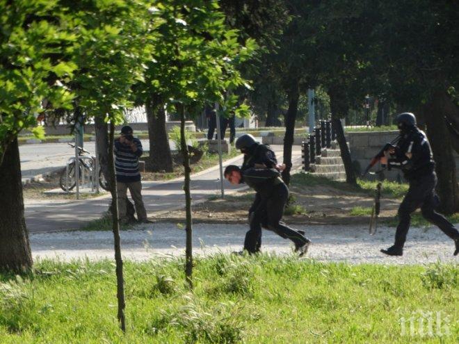 Български военни раниха терорист и взривиха бомба (СНИМКИ)