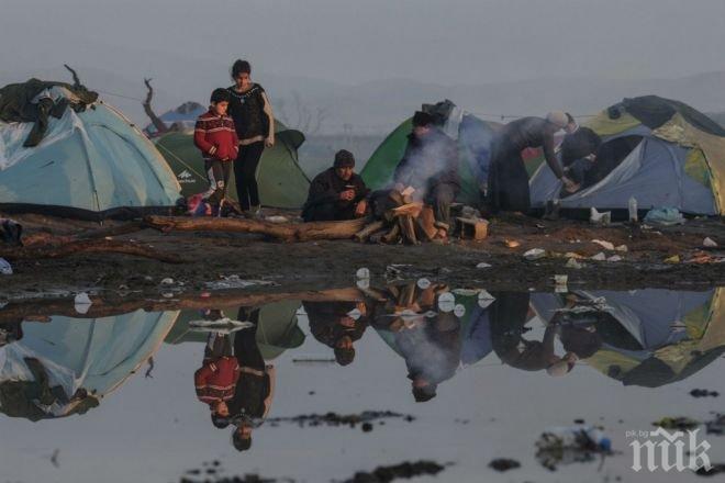 В близост до Идомени се оформя отново импровизиран лагер за бежанци