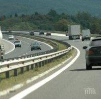 Бус помете такси на магистрала 