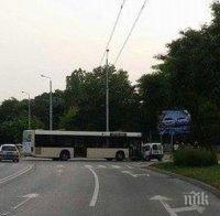 Нова катастрофа с автобус! Рейс на градския транспорт се заби в кола в Пловдив (СНИМКА)
