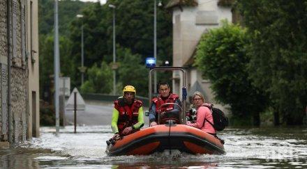 извънредно франция стана страшно сена прелива нивото скочи метра снимки видео