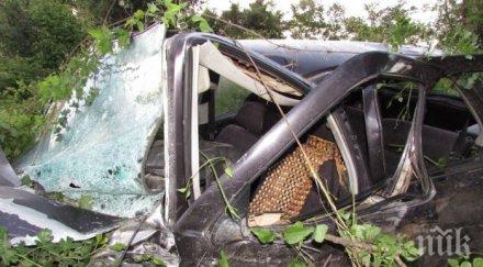 сервитьор предизвика жестока катастрофа две коли излетяха пътя