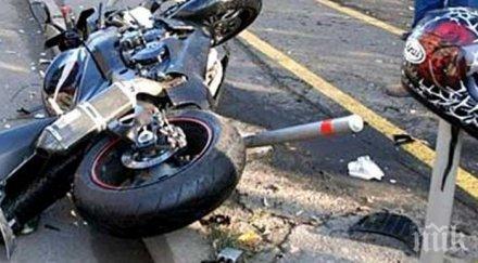 пик моторист болница блъсна завиващ лек автомобил