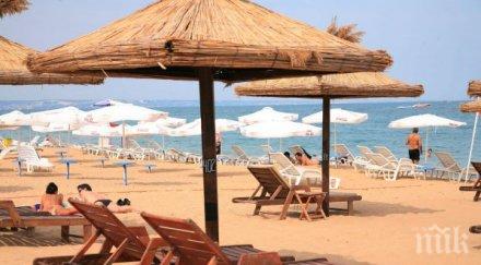 струват чадърите морето