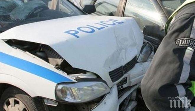 Катастрофа между патрулка и Фолксваген прати полицай в болница