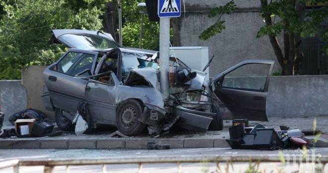 Зверска катастрофа във Варна! Шофьор се размаза в светофар (СНИМКИ)