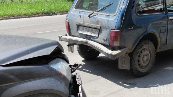 Четири автомобила се нанизаха във верижна катастрофа в Русе (видео)