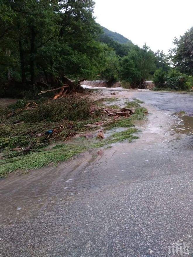Старозагорско село остана откъснато от света заради пороите