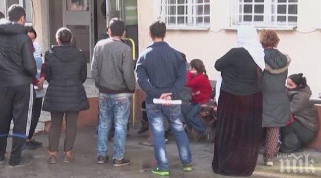 През границата! Заловиха 62-ма нелегални имигранти край Свиленград