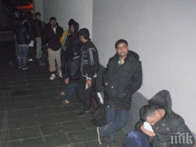 Гранични полицаи откриха с газ-анализатор 20 незаконни имигранти