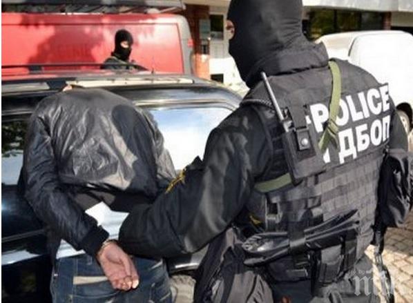 Удар! Бургаската полиция арестува яко заредени дилъри в ж.к. „Братя Миладинови”
