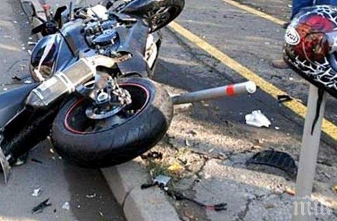 ПИК TV: Моторист е в болница, блъсна се в завиващ лек автомобил