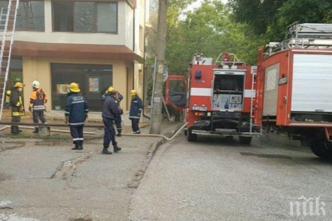 ЕКСКЛУЗИВНО В ПИК! Мълния запали сграда в Хасково! Вътре има жена (СНИМКА)