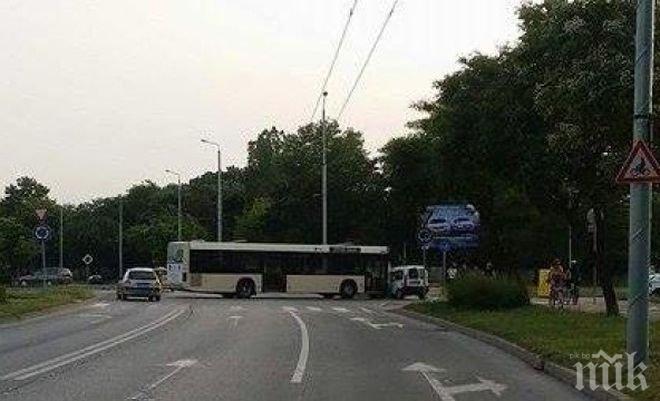 Нова катастрофа с автобус! Рейс на градския транспорт се заби в кола в Пловдив (СНИМКА)
