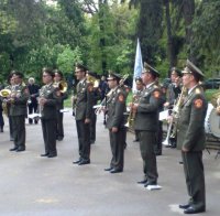 Над 200 души пред президенството в подкрепа на Българската армия