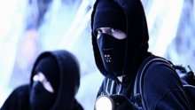 Маскиран ученик обра бакалия с пистолет