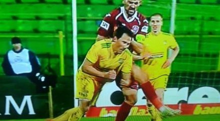 изритаха живко миланов главата линейка откара болница видео