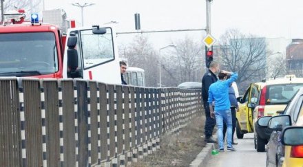 такси пламна насред задръстване софия снимка